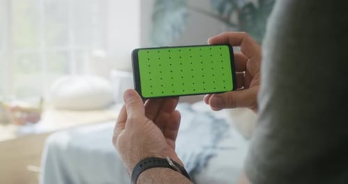 Mann hält ein Smartphone