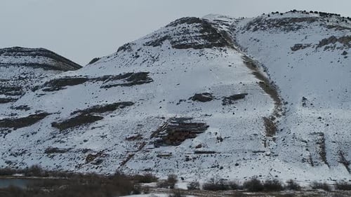 Construido en la ladera de una montaña en 1920 en el extremo sur de Genola, Utah, el Old Tintic Mill p