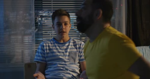 Padre e hijo tienen una conversación seria