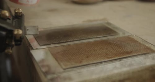 Flüssigkeit wird beim Schärfen auf ein Schärfpad gesprüht