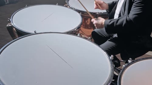 Musiker spielt Pauke
