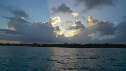 Sonnenuntergang an der Bacalar Lagoon, Mexiko