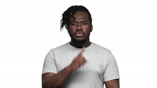 Porträt eines strengen bärtigen, dunkelhäutigen Mannes im lässigen T-Shirt mit strengem Blick, der darum bittet, still zu bleiben