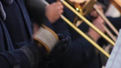 Brass Band interpretando melodías divertidas, entreteniendo y complaciendo al público