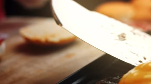 Prozess der Zubereitung eines klassischen amerikanischen Burger-Rezepts Probieren Sie die amerikanische