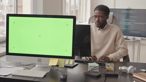 Afroamerikanischer IT-Spezialist arbeitet im Büro
