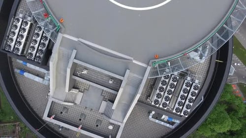 L'hélicoptère survole lentement le centre d'affaires moderne