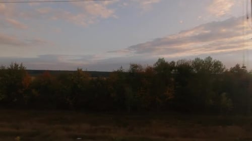 Blick aus dem Zugfenster bei Sonnenuntergang im Herbst