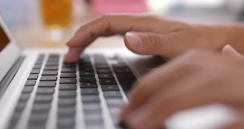 Trabalhando em um laptop
