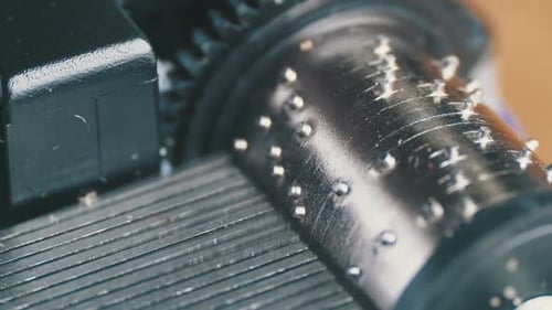 Le mécanisme de la boîte à musique tourne