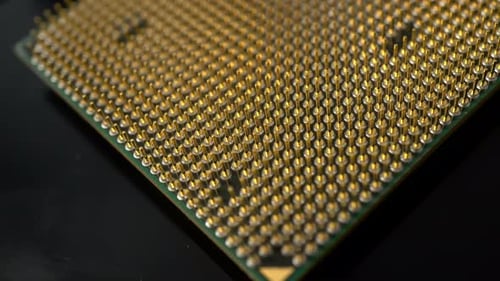 Fundo preto do processador de computador com CPU de rotação
