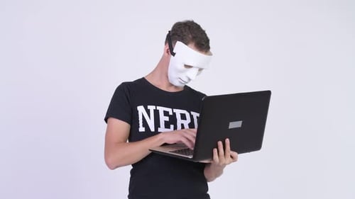 Studioaufnahme von Nerd Man als Hacker mit Laptop