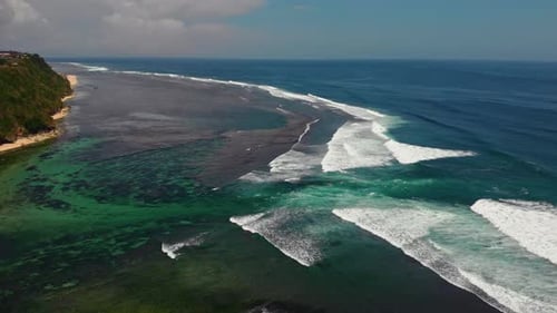 Vuelo con vistas al maravilloso poder del Océano Índico y la formación de la corriente de ruptura