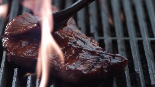 Sauce barbecue sur bifteck en T, photographiée sur Phantom Flex 4K