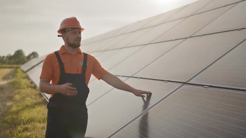Porträt eines glücklichen männlichen Ingenieurs im Schutzhelm Er spricht auf einem Walkietalkie