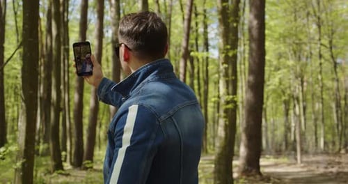 Videollamadas De Un Joven Fuerte En La Naturaleza En Un Smartphone. Red social