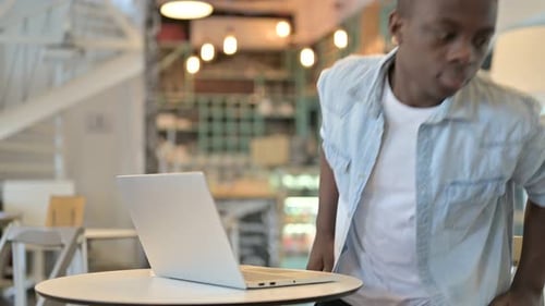 Afrikanischer Mann verlässt die Arbeit und geht im Café weg