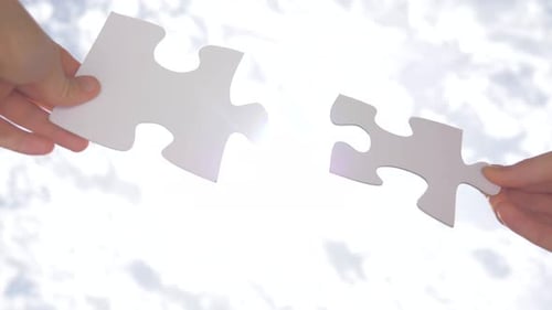 Psychologie des relations. Logique, interconnexion, travail d'équipe. Pièces de puzzle connectées.
Main