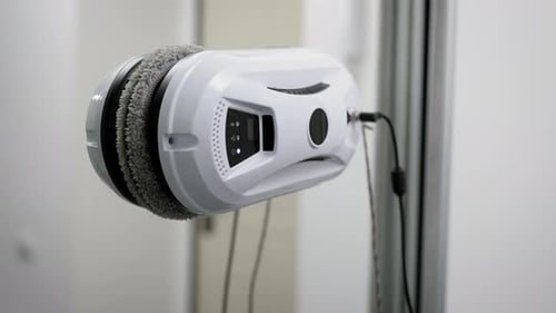 Robot de nettoyage au travail à domicile