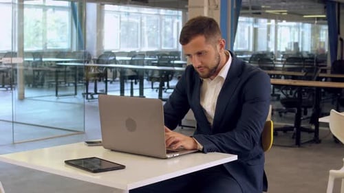Glücklicher Mitarbeiter nutzt Computer bei der Arbeit