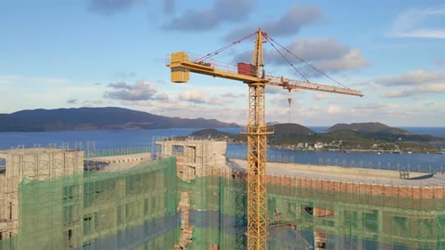 Foto aérea del sitio de construcción con una grúa de construcción. Concepto de construcción de edificios altos