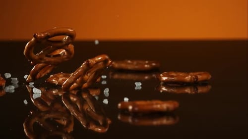 Pretzels cayendo y rebotando en cámara ultra lenta