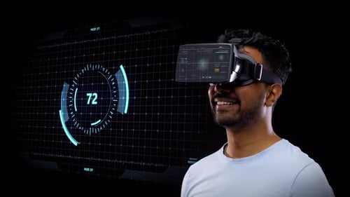 Man in Vr Headset mit virtueller Bildschirmprojektion 54