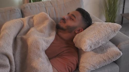 Accueil Repos Sweet Dreams Homme Dormant sur un Canapé Douillet