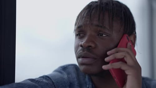 Primer plano de un joven cogiendo el teléfono hablando en cámara lenta