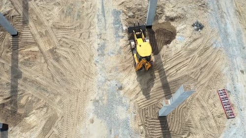 Draufsicht eines Baggers, der auf einer Baustelle arbeitet