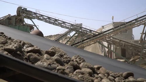 Rohstoffindustrie. Förderband mit Kies und Sand in einem Steinbruch