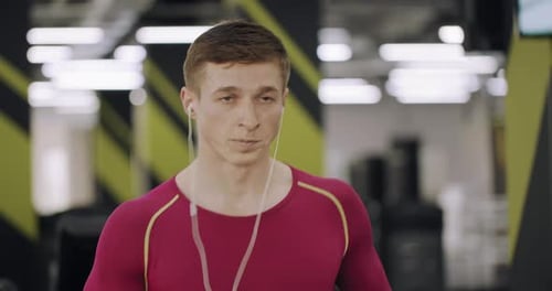 Sportler: Laufen und Fitnessstudio