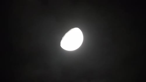 Luna con nubes en el cielo nocturno