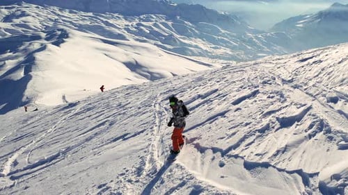 Snowboarder auf den Hügeln