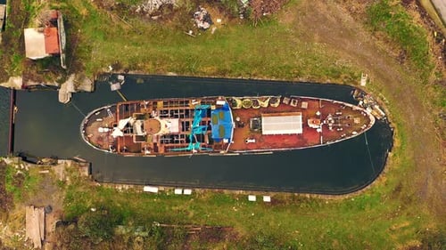 Luftaufnahme eines Schiffswracks von oben nach unten