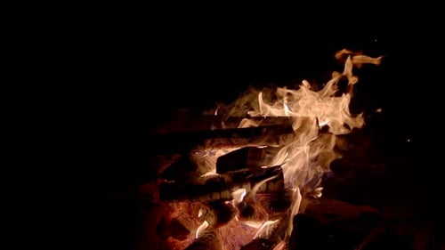 Nahaufnahme Super Zeitlupe von Fire Line isoliert auf schwarzem Hintergrund