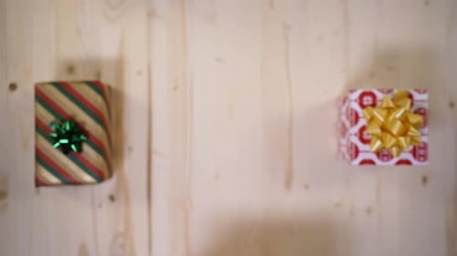 Hände legen eine Geschenkbox