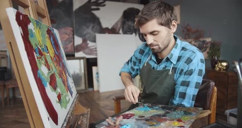 Junge Künstler malen Kunstwerke