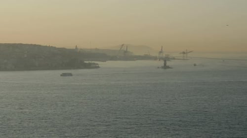 Panorama-Luftaufnahme der Meereslandschaft des Bosporus mit Schiffsverkehr.