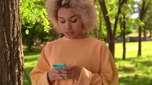 Female Messaging on the Street