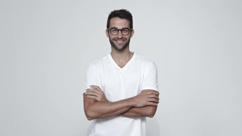 Typ setzt Brille auf