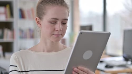 Porträt einer schönen jungen Frau mit digitalem Tablet