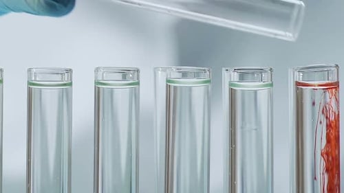 Científico que agrega reactivo en tubos de ensayo, realiza un experimento en el laboratorio