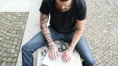 Ansicht aus der Vogelperspektive junge schöne bärtige Mann mit PC