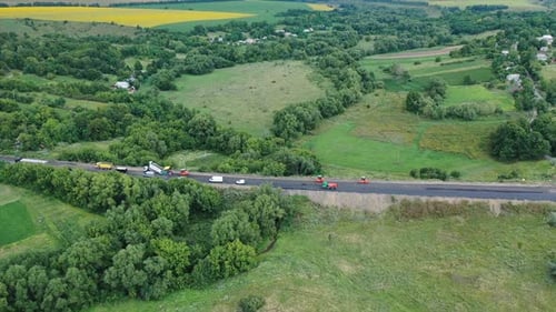 Luftaufnahme der Straße inmitten der Natur. Seitliche Ansicht der Autobahn