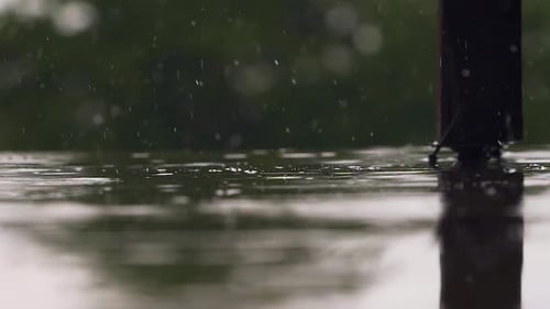 Regnet in Zeitlupe. Stürzt und kräuselt sich.