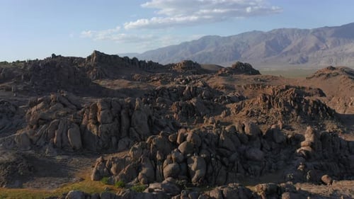 Zeitlupe aus der Luft von wunderschönen Felsen und Steinen bei Sonnenuntergang. Malerische Berge