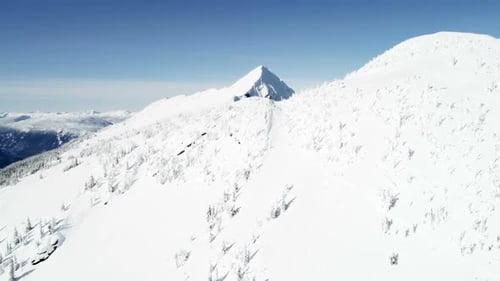 Montaña cubierta de nieve durante el invierno 4k