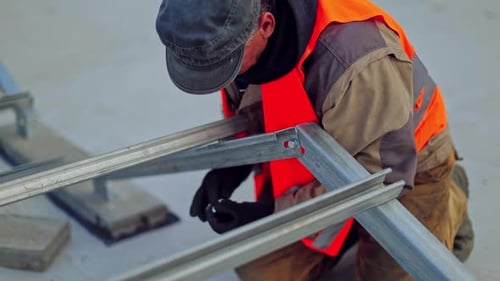 Solarkraftwerk. Montage von Sonnenkollektoren auf dem Dach
