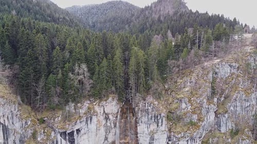 Vue aérienne de la cascade de montagne